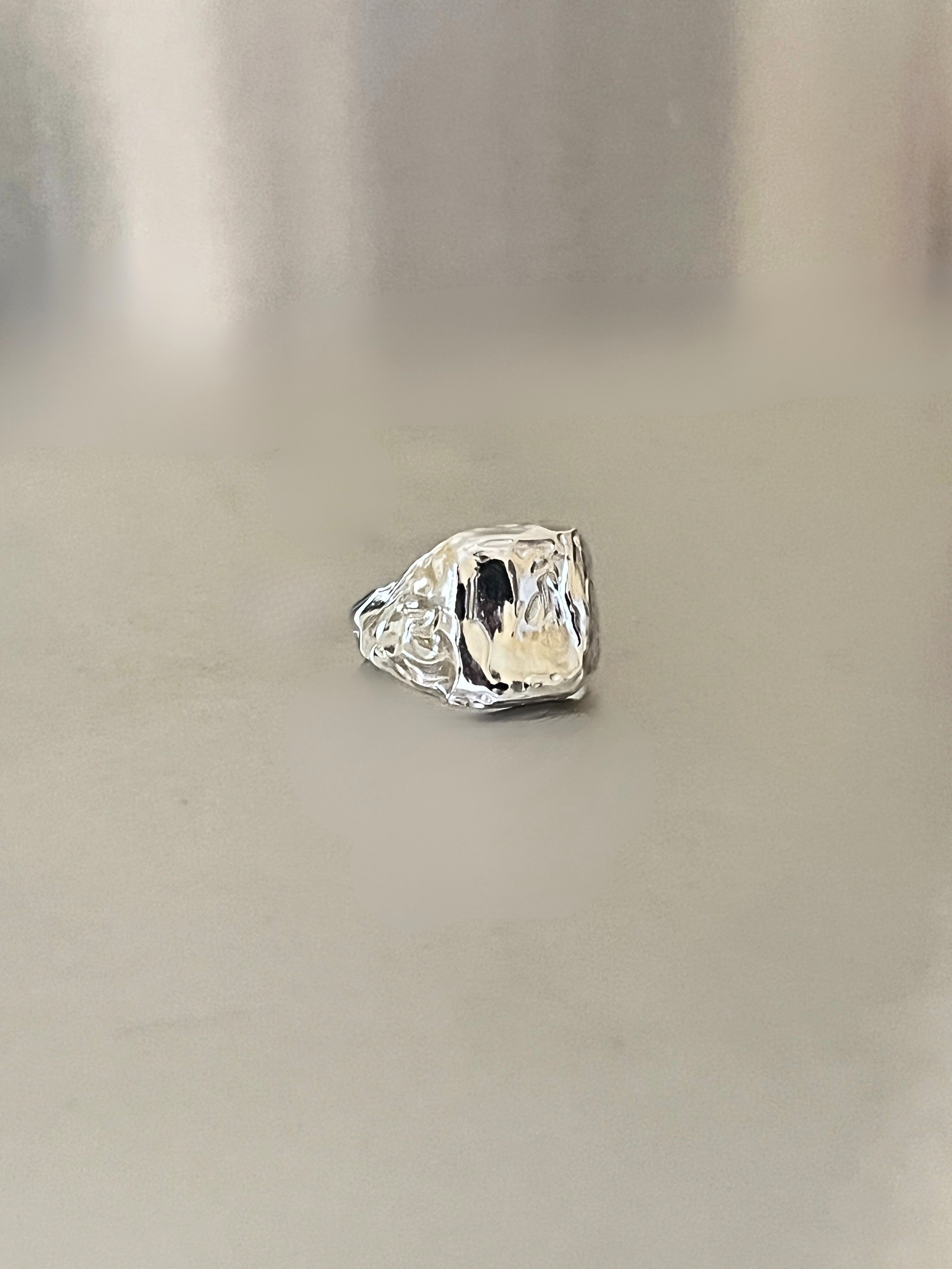 GOUTTE SIGNET RING